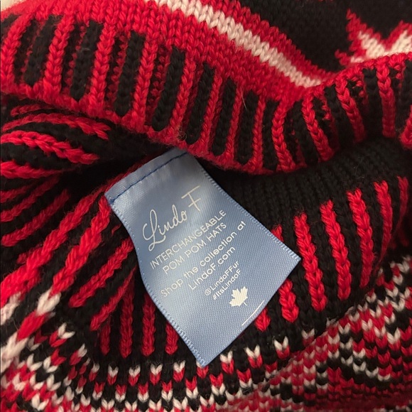 LINDO F Canada Hat Raccoon Pom Knit Merino Wool Red White NWT - Picture 7 of 12